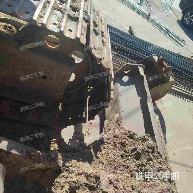 單側(cè)履帶整體(整機(jī)外觀) 單側(cè)履帶整體(整機(jī)外觀)