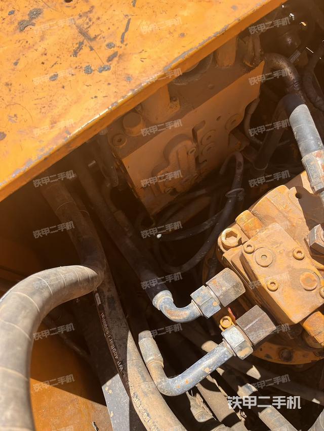 回转马达和主控阀（整机外观）