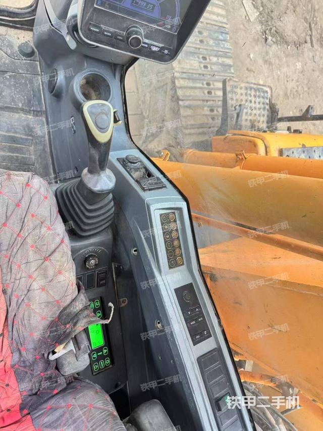 驾驶室顶部(整机外观) 驾驶室顶部(整机外观)