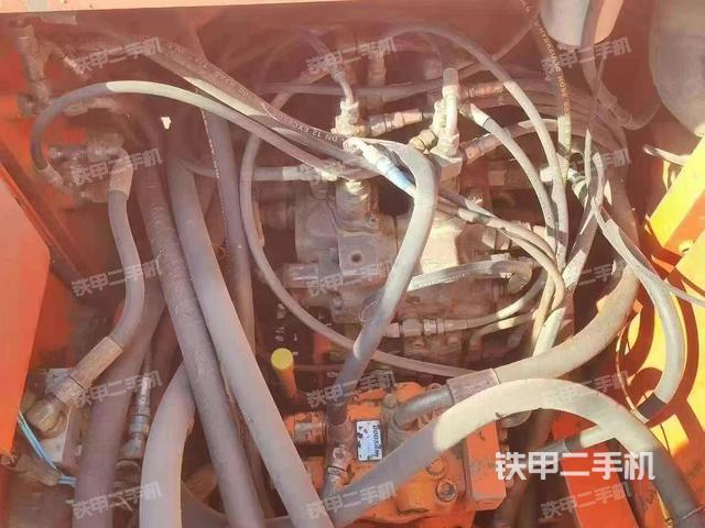 回转马达和主控阀(整机外观) 回转马达和主控阀(整机外观)