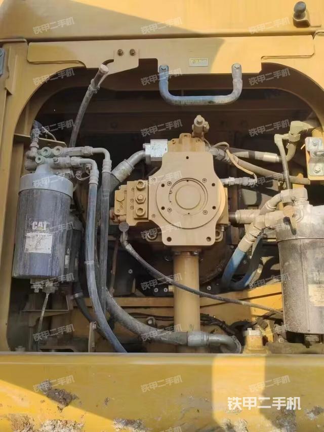 液压泵舱室正面整体(整机外观) 液压泵舱室正面整体(整机外观)
