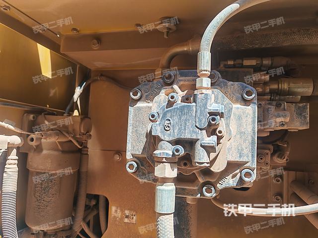 液压泵舱室正面整体（整机外观）