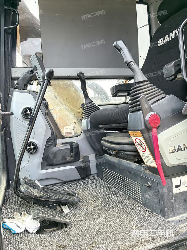 駕駛室整體(整機(jī)外觀) 駕駛室整體(整機(jī)外觀)
