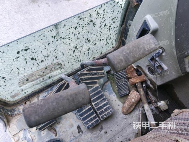 行走控制手柄和踏板 俯拍(驾驶室部分) 行走控制手柄和踏板 俯拍(驾驶室部分)