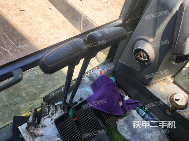 行走控制手柄和踏板 俯拍(驾驶室部分) 行走控制手柄和踏板 俯拍(驾驶室部分)