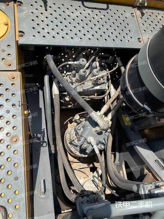 回转马达和主控阀(整机外观) 回转马达和主控阀(整机外观)