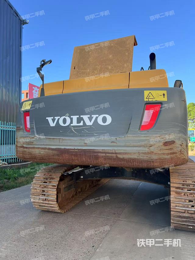 驾驶室顶部(整机外观) 驾驶室顶部(整机外观)