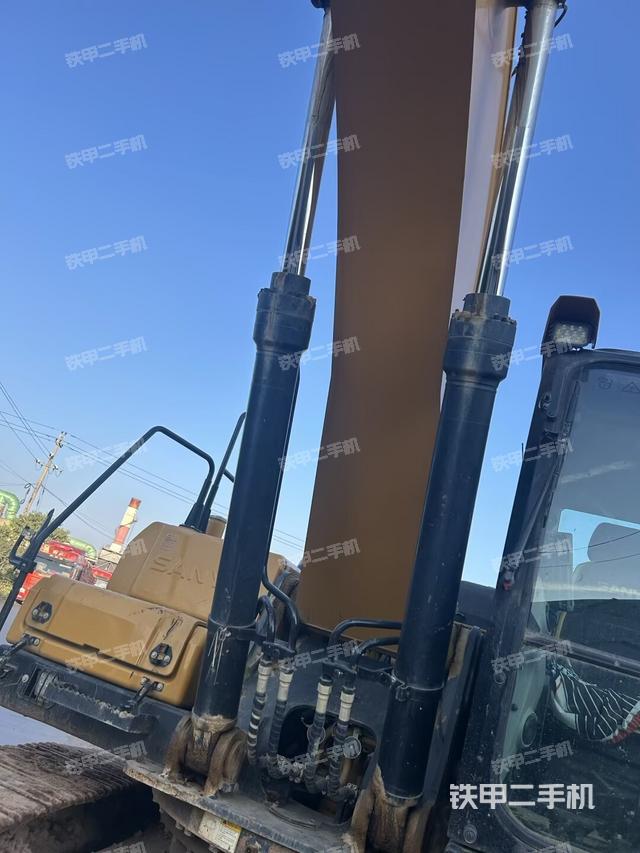 大臂油缸整体 竖拍(工作和回转装置) 大臂油缸整体 竖拍(工作和回转装置)