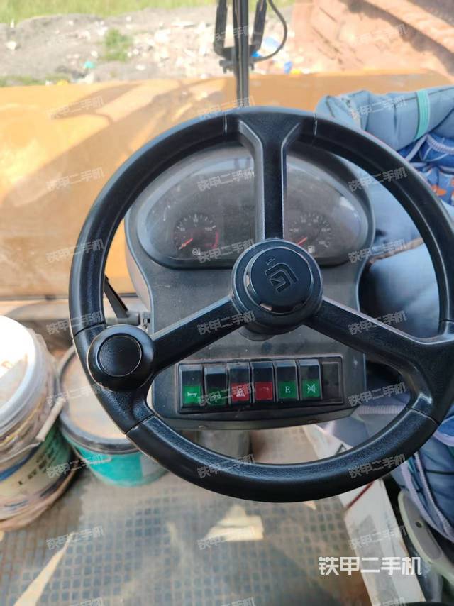 駕駛室操作臺(tái)（設(shè)備外觀及核心部件）