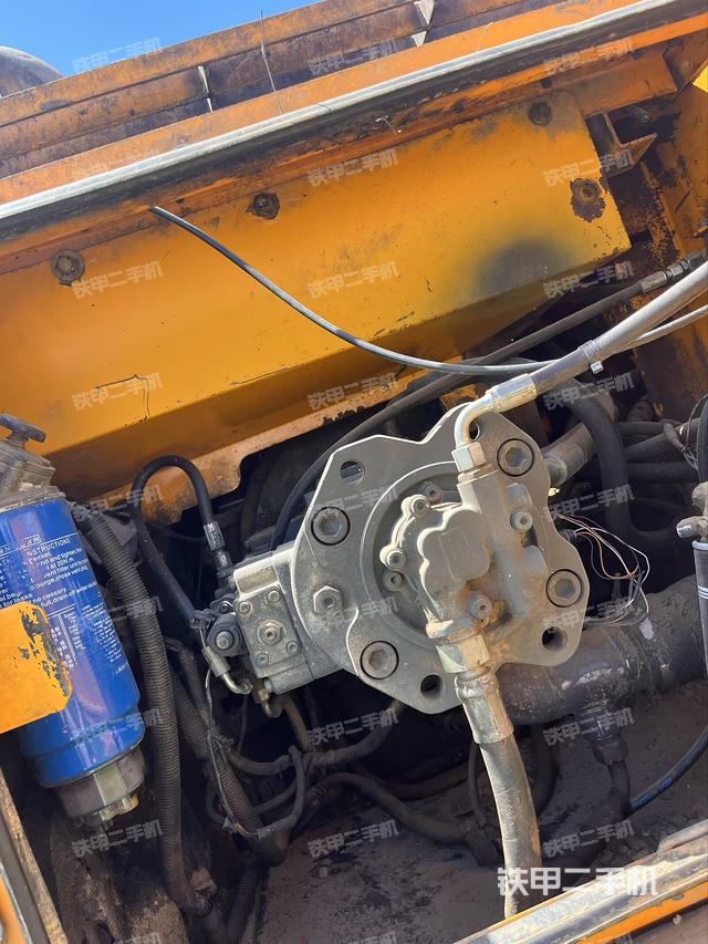 液压泵舱室正面整体（整机外观）