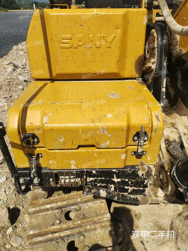 大臂根部 斜视(工作和回转装置) 大臂根部 斜视(工作和回转装置)