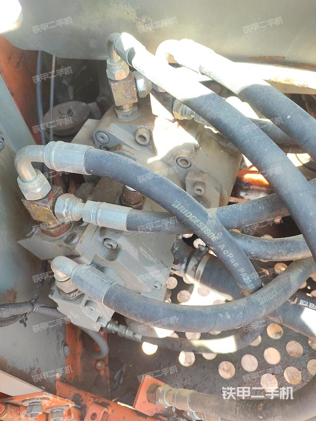 液压泵舱室正面整体（整机外观）