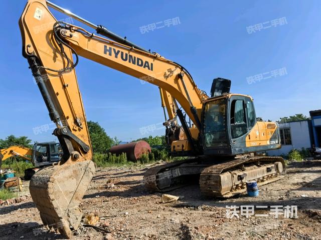 現(xiàn)代R225LVS挖掘機(jī)