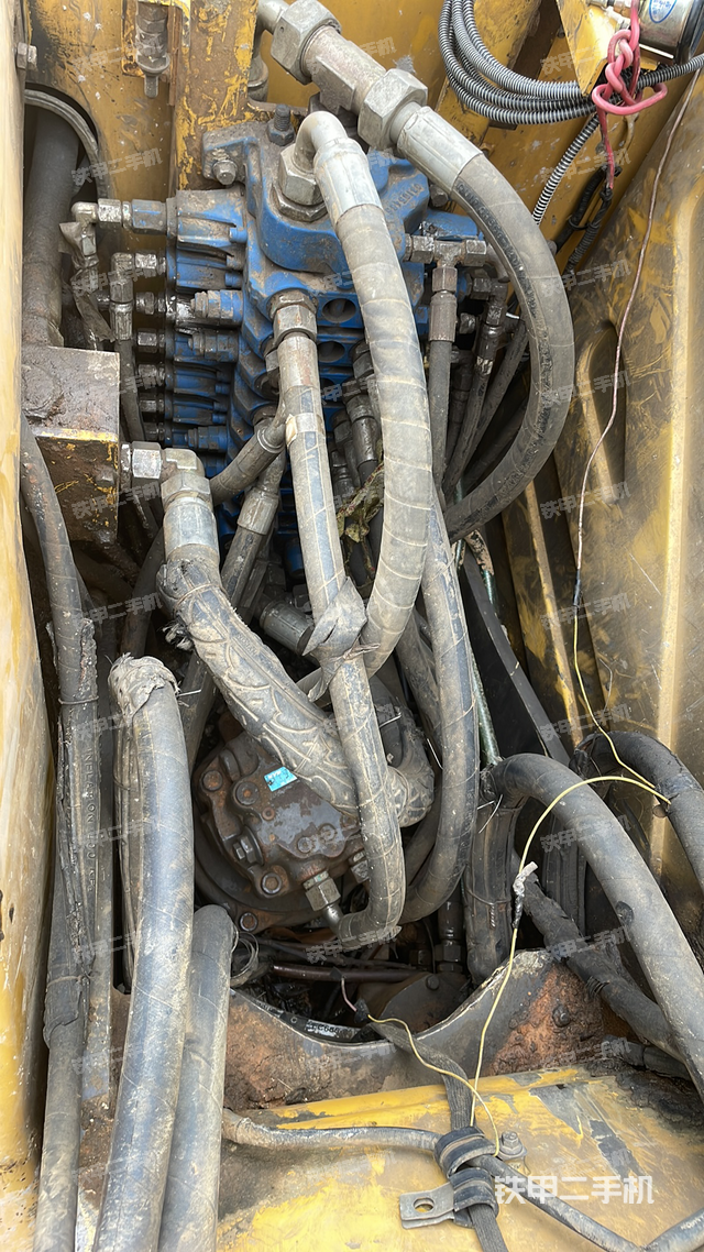 回转马达和主控阀（整机外观）