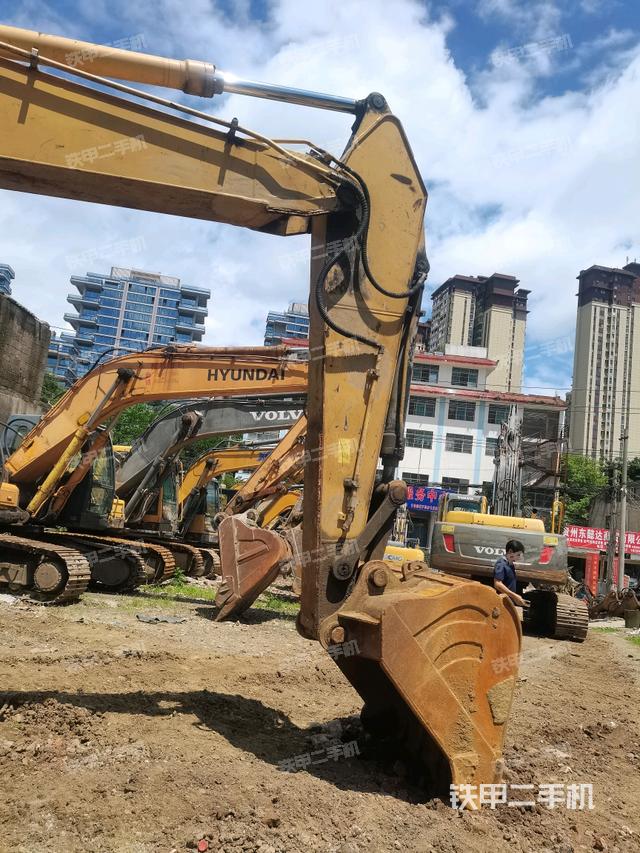 小臂整体右前(工作和回转装置) 小臂整体右前(工作和回转装置)