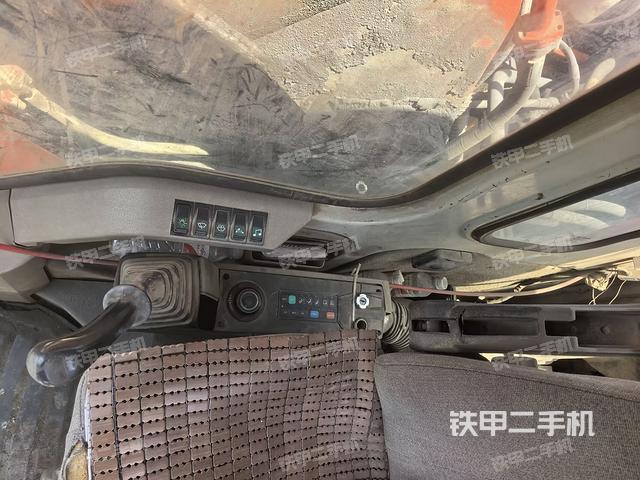 座椅右侧控制台/钥匙门/油门/含右手柄(驾驶室部分) 座椅右侧控制台/钥匙门/油门/含右手柄(驾驶室部分)