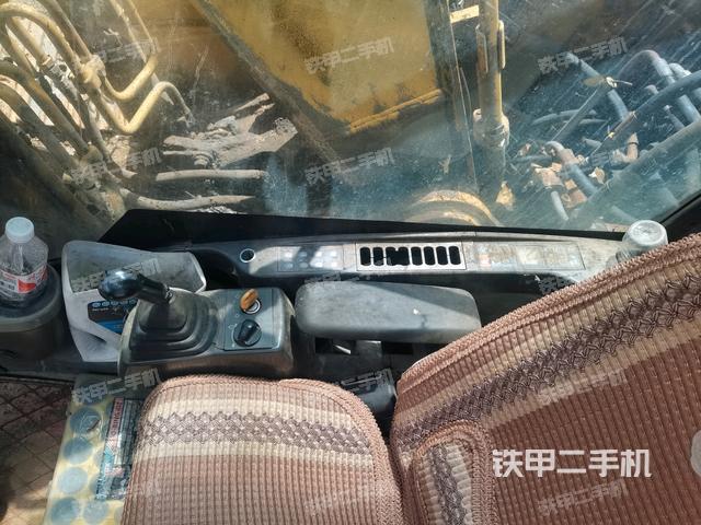 座椅右侧控制台/钥匙门/油门/含右手柄(驾驶室部分) 座椅右侧控制台/钥匙门/油门/含右手柄(驾驶室部分)