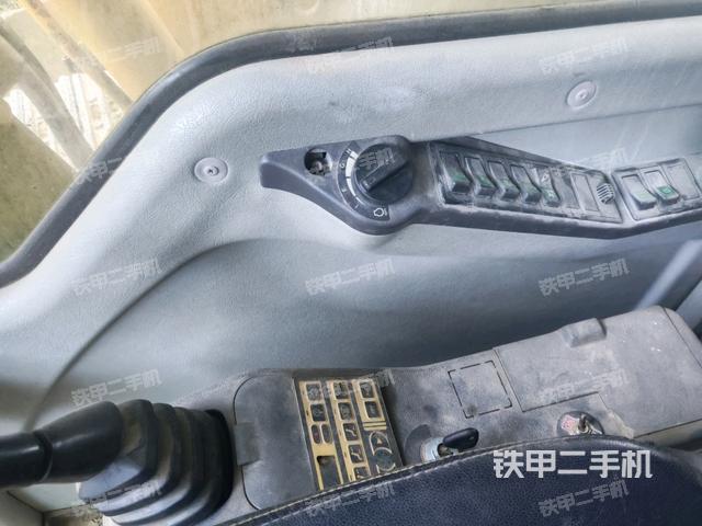 座椅右侧控制台/钥匙门/油门/含右手柄(驾驶室部分) 座椅右侧控制台/钥匙门/油门/含右手柄(驾驶室部分)