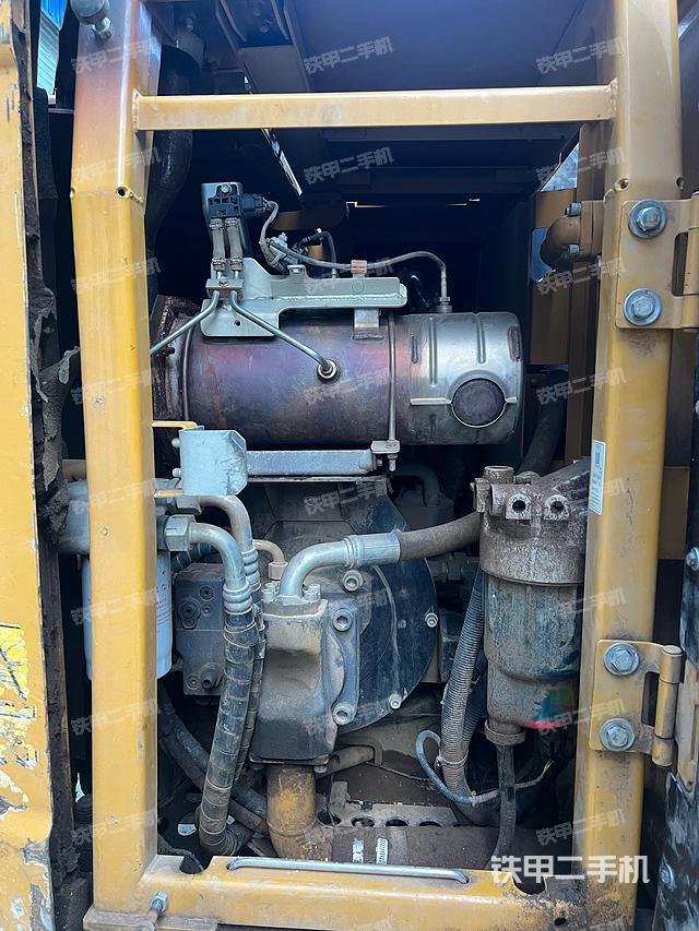 液压泵舱室正面整体(整机外观) 液压泵舱室正面整体(整机外观)