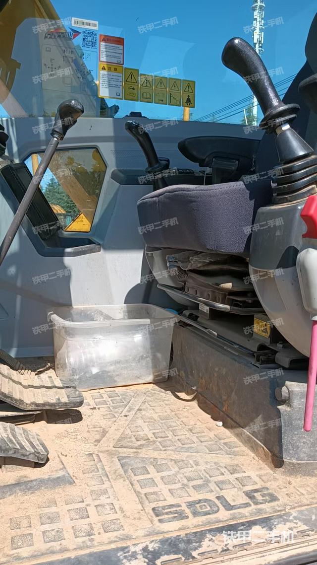 驾驶室整体(整机外观) 驾驶室整体(整机外观)