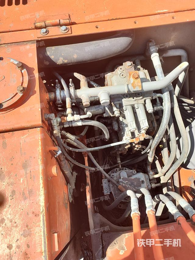 回转马达和主控阀（整机外观）