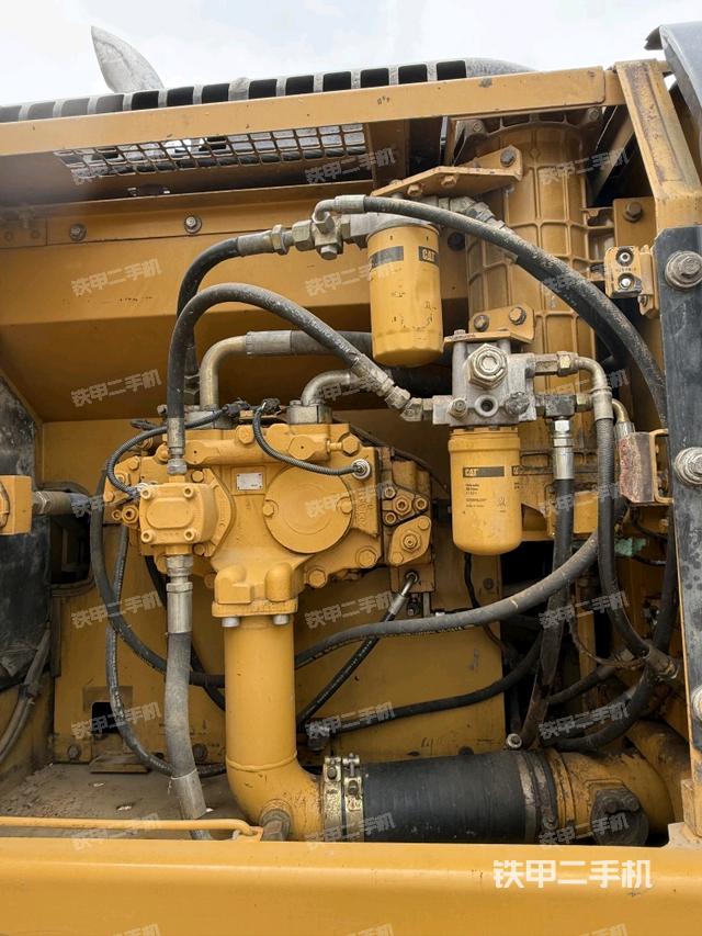 液压泵舱室正面整体（整机外观）