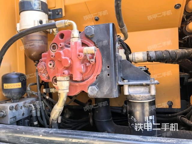 液压泵舱室正面整体(整机外观) 液压泵舱室正面整体(整机外观)