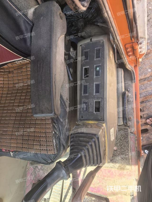 座椅左侧控制台/音响/含左手柄(驾驶室部分) 座椅左侧控制台/音响/含左手柄(驾驶室部分)