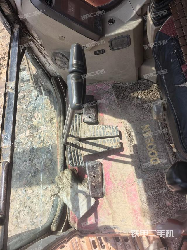 行走控制手柄和踏板 俯拍(驾驶室部分) 行走控制手柄和踏板 俯拍(驾驶室部分)