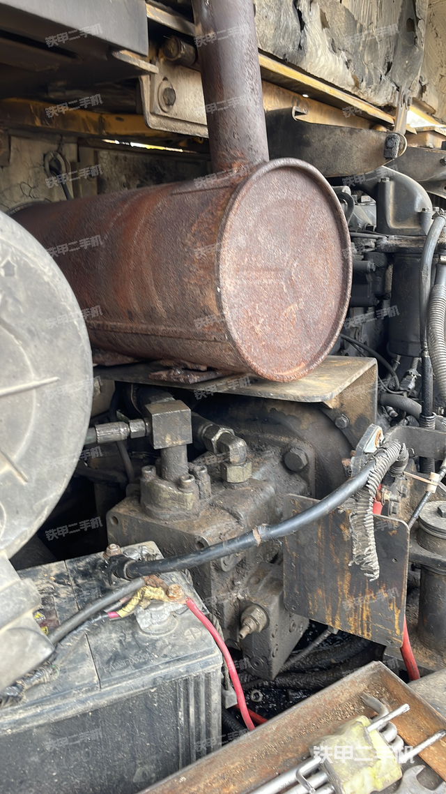 液压泵舱室正面整体（整机外观）