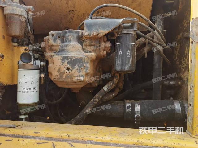 液压泵舱室正面整体(整机外观) 液压泵舱室正面整体(整机外观)