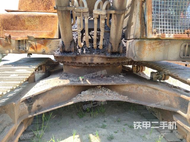转盘和下车架正前(工作和回转装置) 转盘和下车架正前(工作和回转装置)