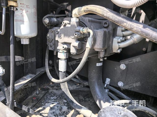 液壓泵艙室正面整體（整機外觀）