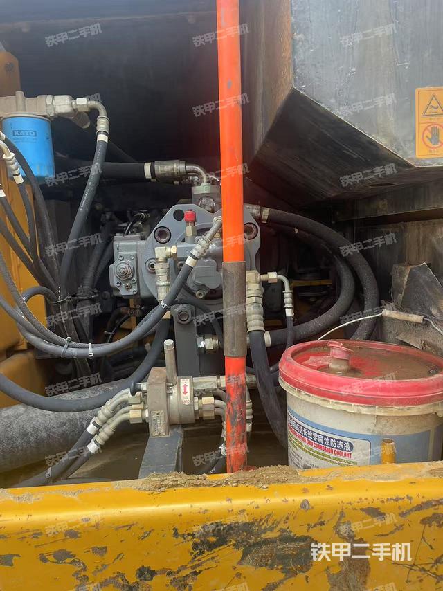 液壓泵艙室正面整體(整機外觀) 液壓泵艙室正面整體(整機外觀)