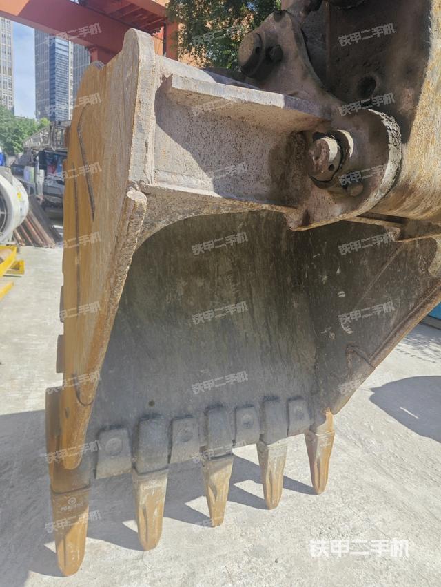 铲斗右后整体(工作和回转装置) 铲斗右后整体(工作和回转装置)