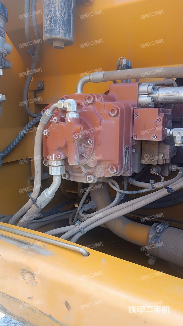 液压泵舱室正面整体(整机外观) 液压泵舱室正面整体(整机外观)