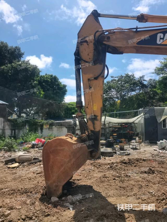 小臂整体左后(工作和回转装置) 小臂整体左后(工作和回转装置)