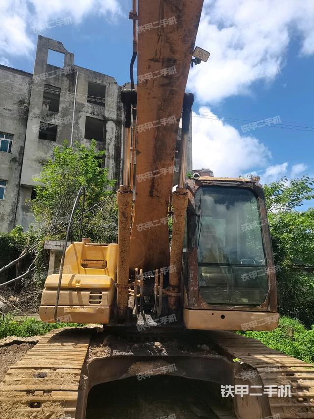 大臂油缸整体 竖拍(工作和回转装置) 大臂油缸整体 竖拍(工作和回转装置)