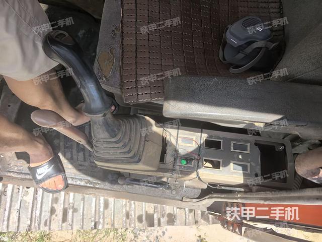座椅左侧控制台/音响/含左手柄(驾驶室部分) 座椅左侧控制台/音响/含左手柄(驾驶室部分)