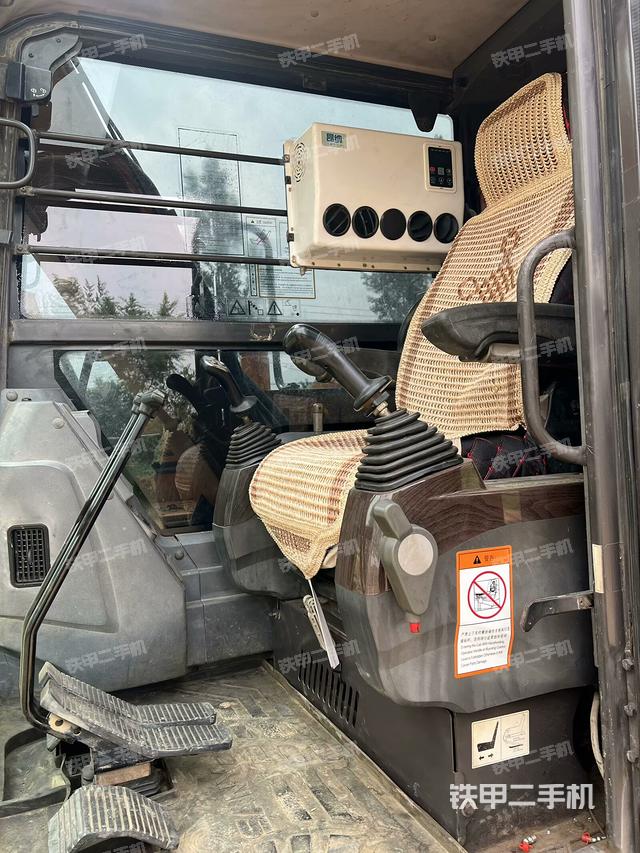 駕駛室頂部(整機(jī)外觀) 駕駛室頂部(整機(jī)外觀)