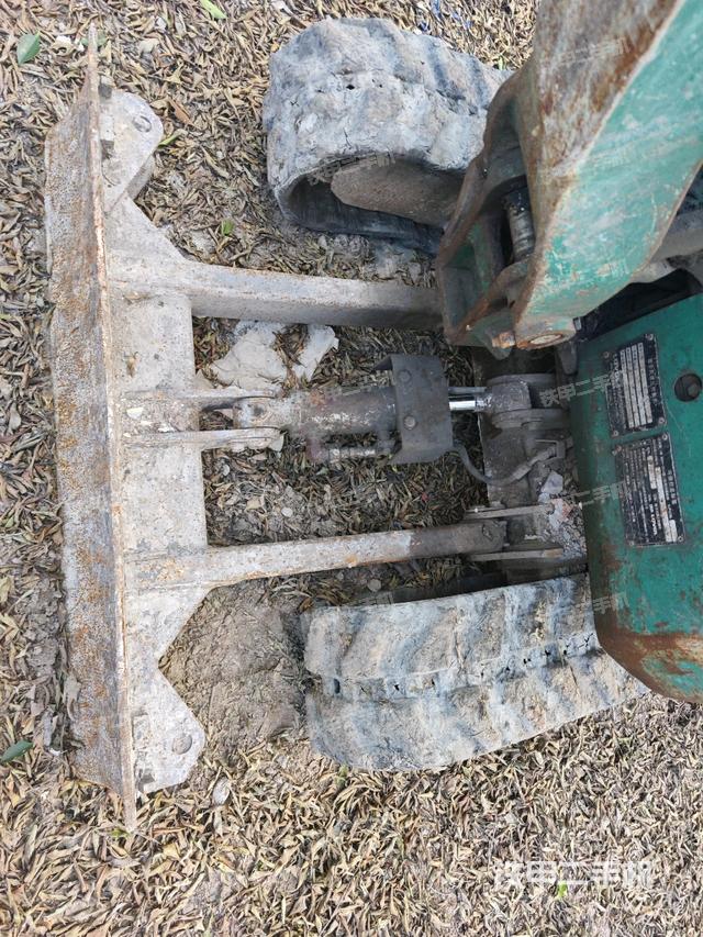 轉(zhuǎn)盤和下車架正前（工作和回轉(zhuǎn)裝置）