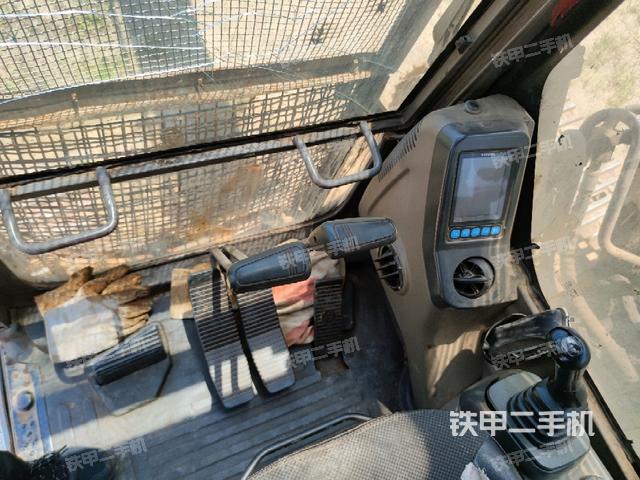 行走控制手柄和踏板 俯拍(驾驶室部分) 行走控制手柄和踏板 俯拍(驾驶室部分)