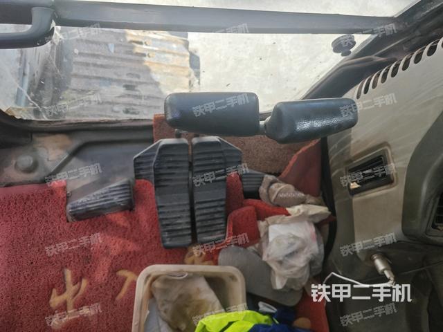 行走控制手柄和踏板 俯拍(驾驶室部分) 行走控制手柄和踏板 俯拍(驾驶室部分)