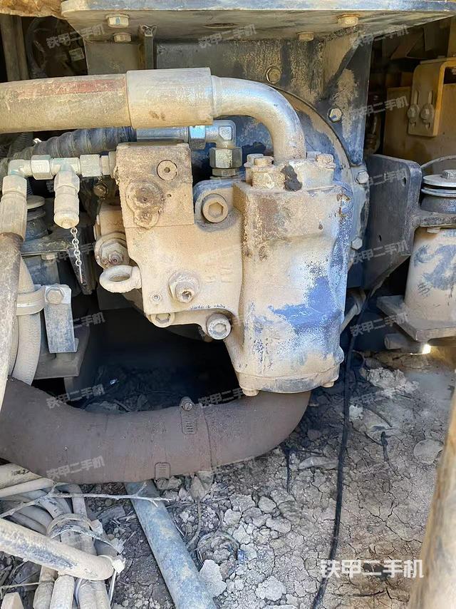 液壓泵艙室正面整體(整機外觀) 液壓泵艙室正面整體(整機外觀)