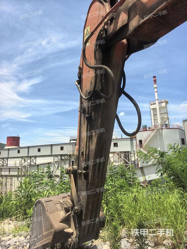 小臂整体左后(工作和回转装置) 小臂整体左后(工作和回转装置)