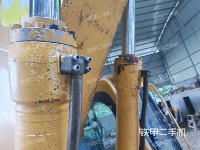 转盘和下车架正前(工作和回转装置) 转盘和下车架正前(工作和回转装置)