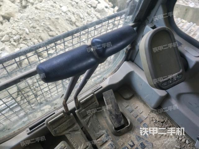 行走控制手柄和踏板 俯拍(驾驶室部分) 行走控制手柄和踏板 俯拍(驾驶室部分)
