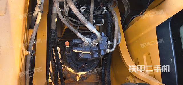 回转马达和主控阀(整机外观) 回转马达和主控阀(整机外观)