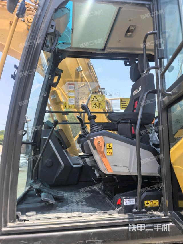 駕駛室整體（整機外觀）