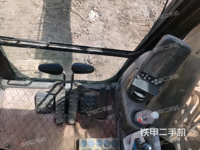行走控制手柄和踏板 俯拍(驾驶室部分) 行走控制手柄和踏板 俯拍(驾驶室部分)